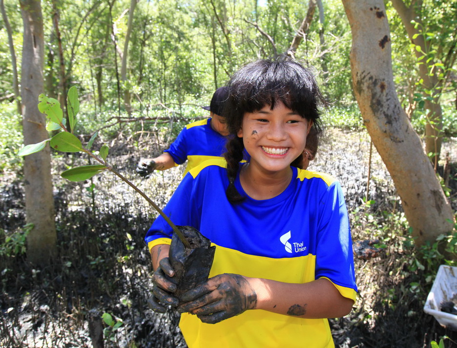Students from Luangpat Kosoluptum School planted mangroves and learned about forest conservation at the Mangrove Forest Natural Education Center in Samut Sakhon during a recent field trip organized by Thai Union. Photo Credit: Thai Union/Wichaw Apiluxpoowadol