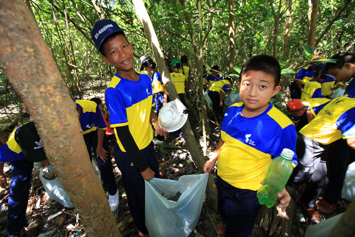 Students from Luangpat Kosoluptum School collect litter in oxo-biodegradable bags at the Mangrove Forest Natural Education Center in Samut Sakhon during a recent field trip organized by Thai Union. Photo Credit: Thai Union/Wichaw Apiluxpoowadol