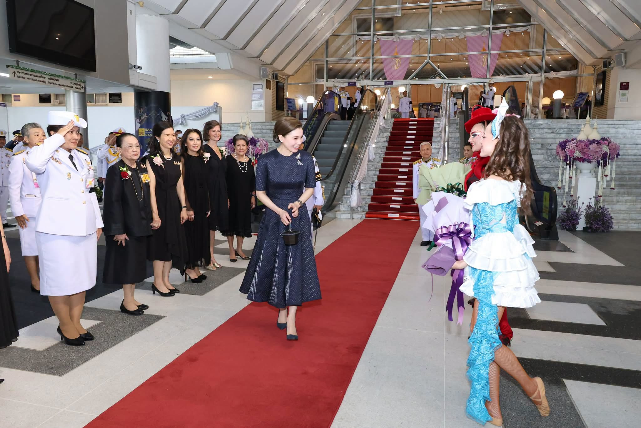 2. ผู้บริหารไทยยูเนี่ยน ร่วมส่งเสด็จพระราชินี 2
