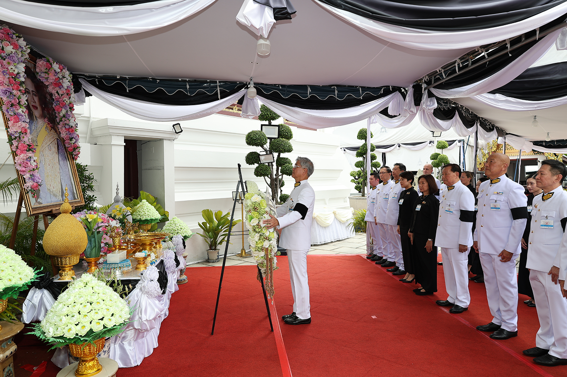 4. นายกีรติ อัสสกุล ประธานกรรมการ พร้อมด้วยคณะกรรมการ ผู้บริหารร่วมวางพวงมาลา 1