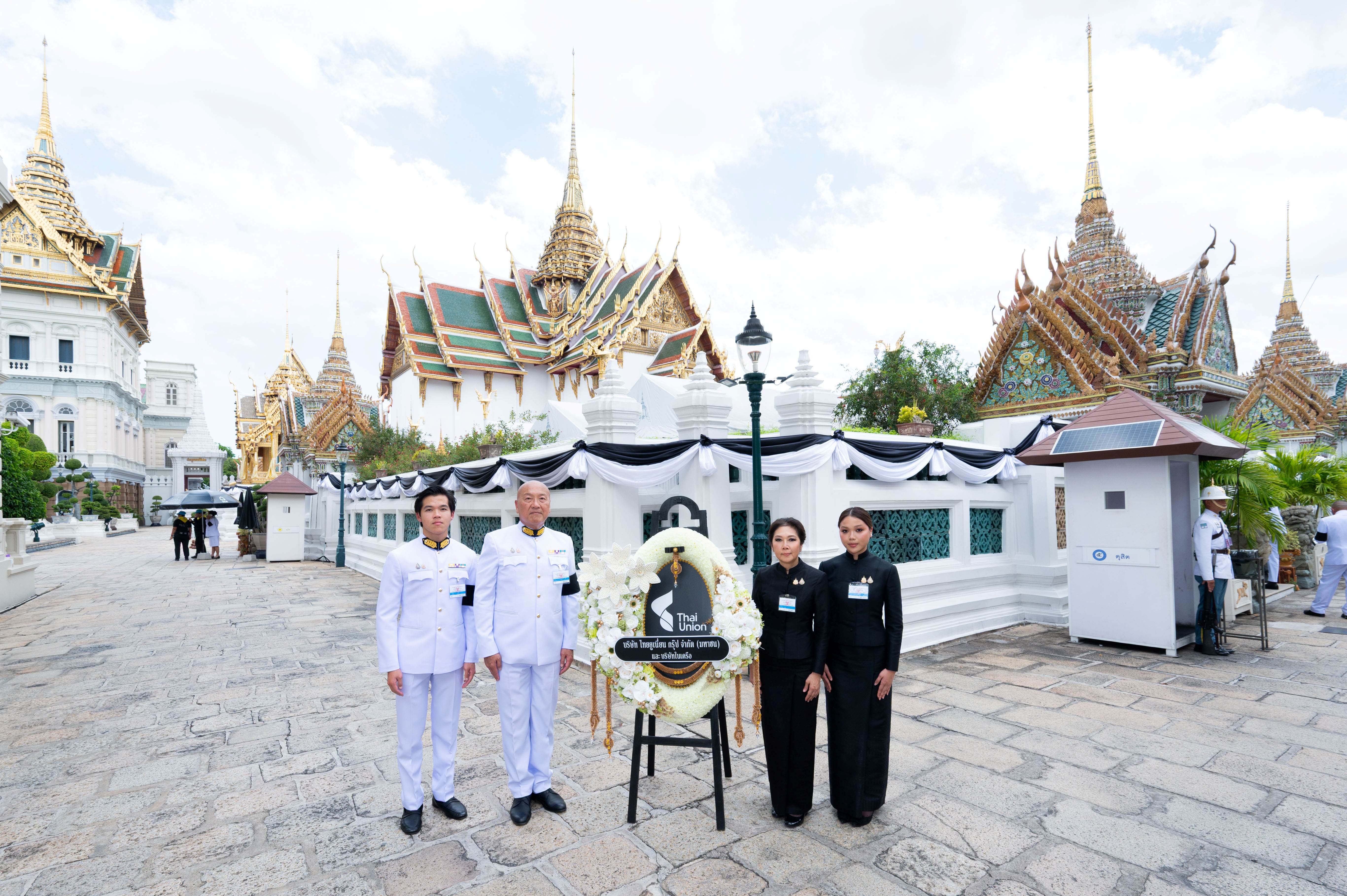 5. นายธีรพงศ์ - นางพรนภา จันศิริ พร้อมลูก ๆ ร่วมถวายอาลัยพระพันปี