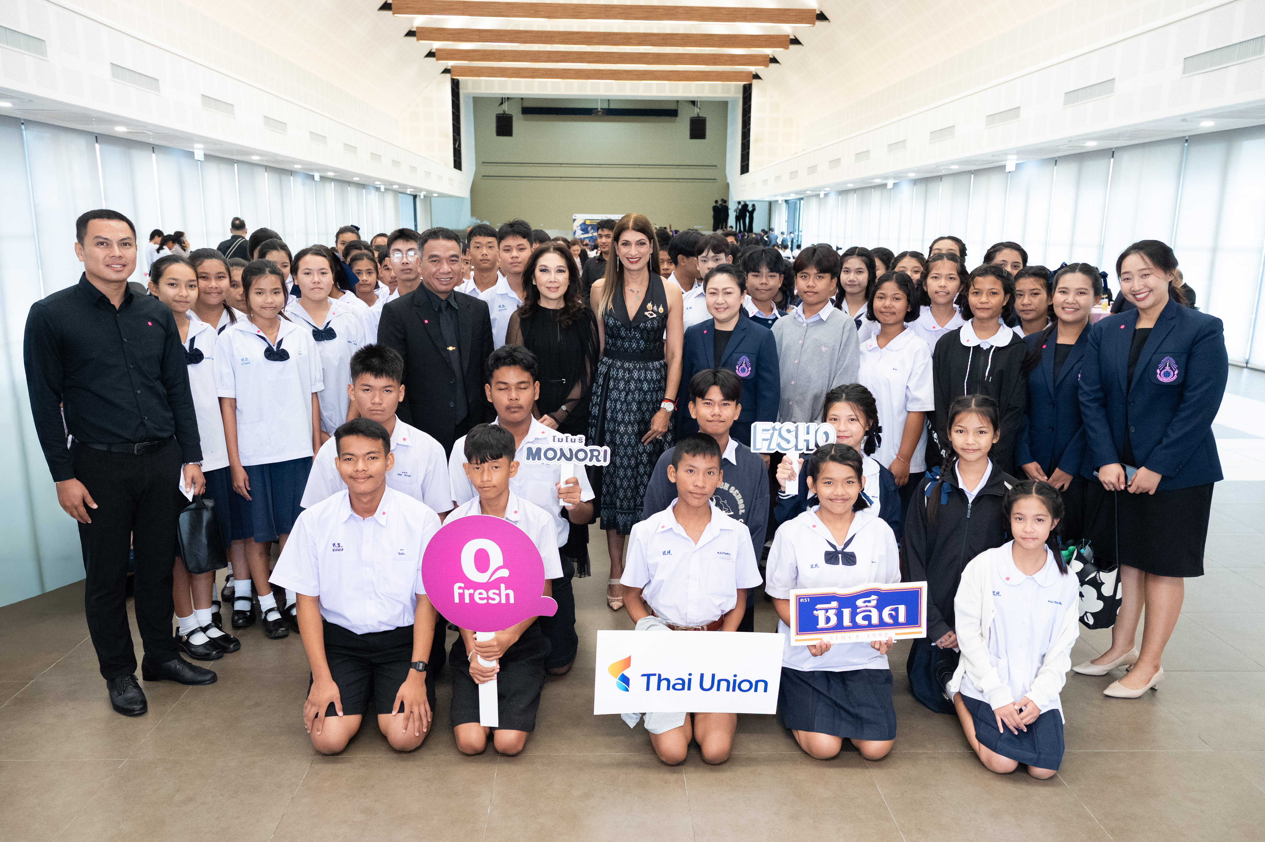 5. ผู้บริหารไทยยูเนี่ยน ผู้จัดงาน พร้อมด้วยนักเรียน 2 โรงเรียน 2