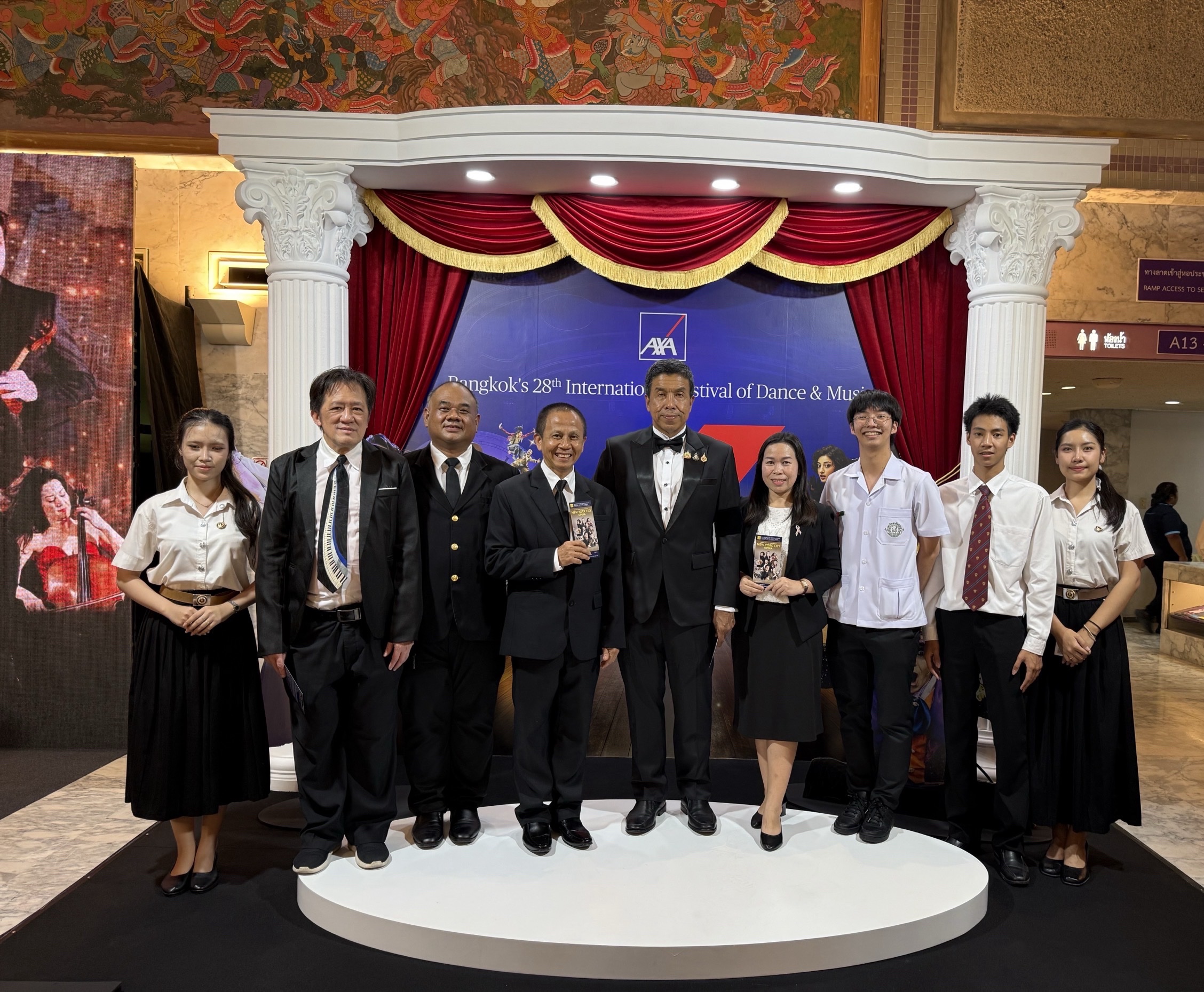 6. นักศึกษา ม.สยามร่วมชมการแสดง 2
