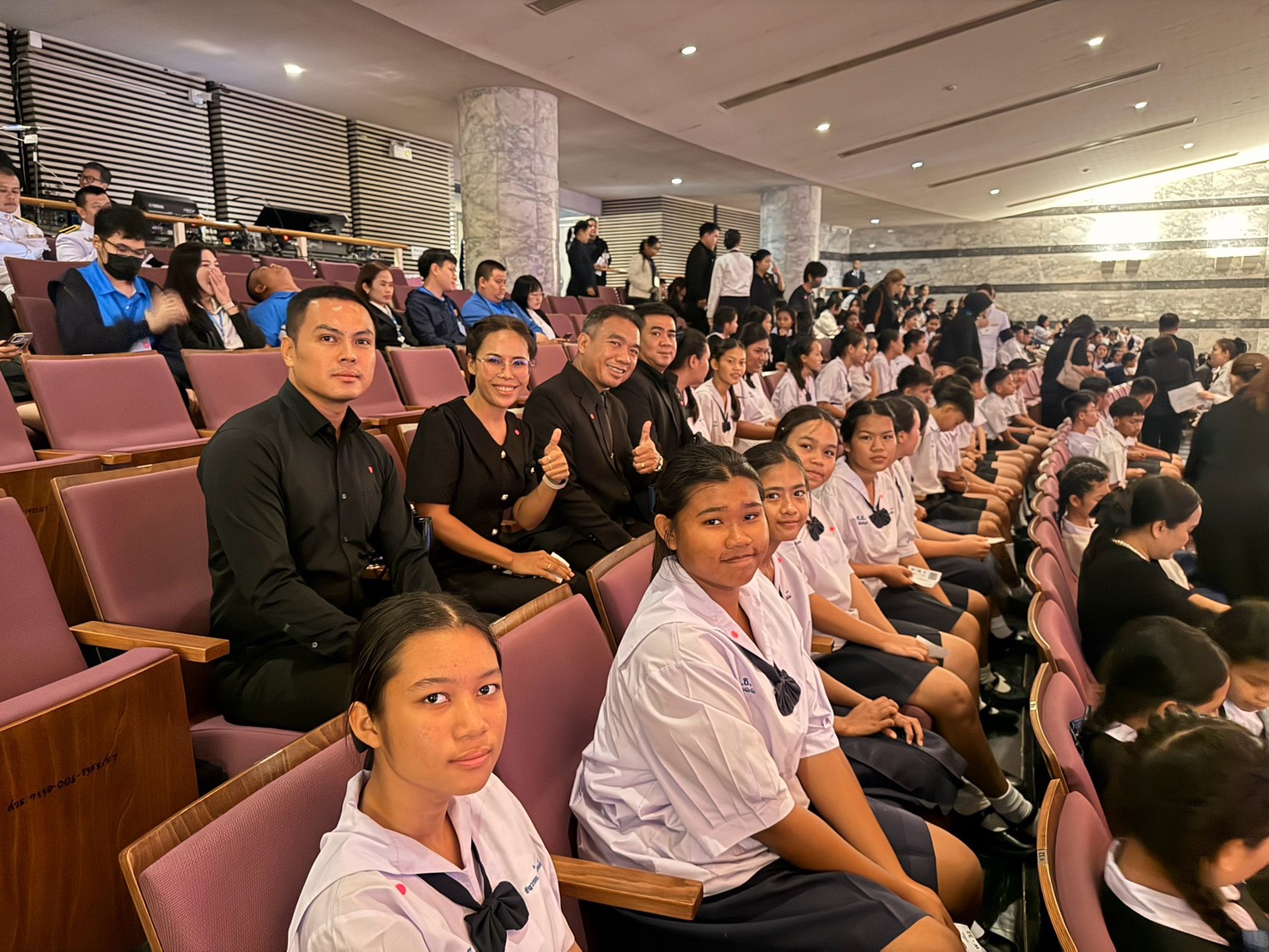 9. บรรยากาศภายในหอประชุมก่อนการแสดงเริ่ม 2
